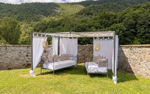 Villa Il Biancospino: Eigendom, Wolk, Lucht, Fabriek, Schaduw, Land Lot, Boom, Vrije Tijd, Gras, Tent