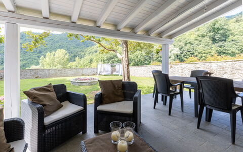 Villa Il Biancospino: Meubilair, Tafel, Eigendom, Stoel, Fabriek, Tableware, Schaduw, Interieur Ontwerp, Boom, Woonkamer