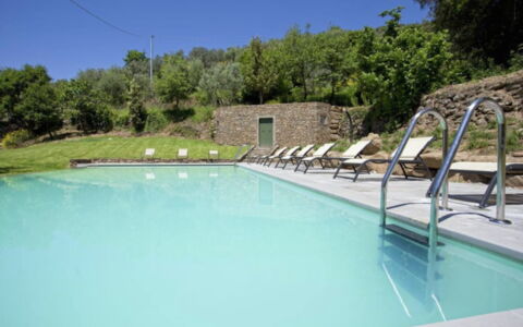 Villa Sole: Water, Fabriek, Eigendom, Lucht, Zwembad, Gebouw, Azure, Stoel, Boom, Buitenmeubels