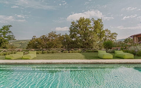 Villa Pianvecchio: Zwembad, Wolk, Eigendom, Onroerend Goed, Azure, Aqua, Woongebied, Toevlucht, Samengesteld Materiaal, Tuin