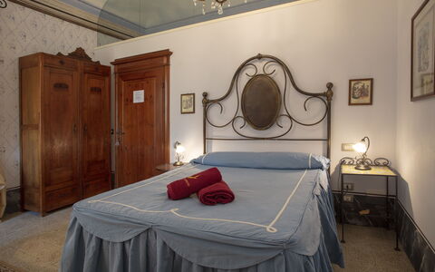 Villa Asciolo: Bed, Kamer, Interieur Ontwerp, Textiel, Tafelkleed, Bedding, Verdieping, Linens, Slaapkamer, Muur