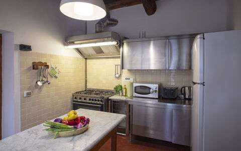 Villa Asciolo: Verlichting, Kamer, Interieur Ontwerp, Plafond, Lichte Inrichting, Countertop, Interieur Ontwerp, Fornuis, Keuken, Major Appliance