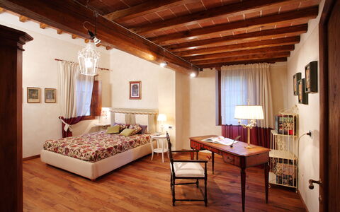 Villa Rossa: Hout, Verlichting, Verdieping, Interieur Ontwerp, Kamer, Flooring, Hardwood, Eigendom, Plafond, Meubilair