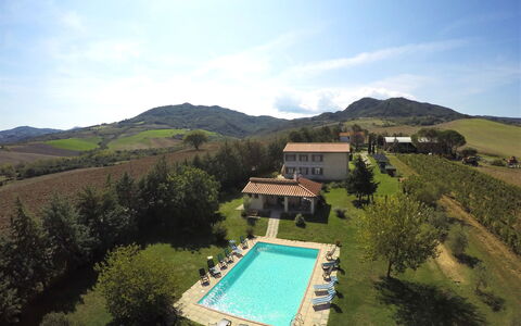 Agriturismo Le Selvole: Lucht, Water, Wolk, Eigendom, Fabriek, Gebouw, Berg, Boom, Land Lot, Zwemwater