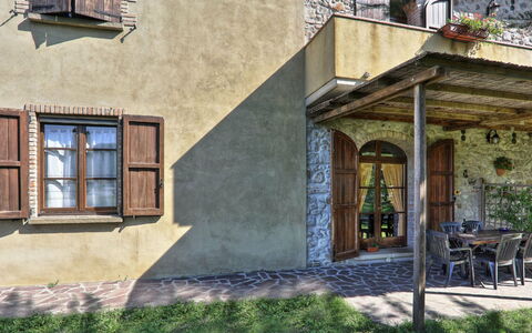 Agriturismo Le Selvole: Fabriek, Venster, Eigendom, Gebouw, Architectuur, Hout, Buurt, Muur, Verblijf, Veranda