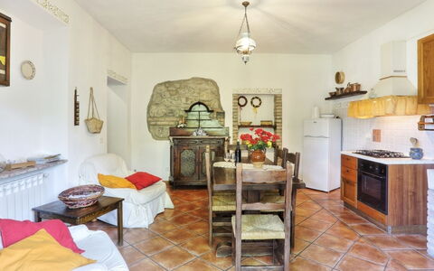 Agriturismo Le Selvole: Meubilair, Cabinetry, Fotolijst, Tafel, Verlichting, Hout, Kamerplant, Interieur Ontwerp, Woonkamer, Lade