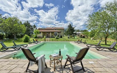 Agriturismo Le Selvole: Wolk, Water, Lucht, Meubilair, Zwembad, Fabriek, Natuur, Boom, Tafel, Schaduw