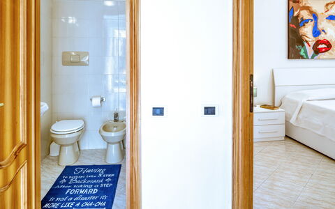 Luigina - Levanto: Kamer, Interieur Ontwerp, Eigendom, Verdieping, Muur, Wastafel In De Badkamer, Loodgieterswerkinrichting, Flooring, Bed, Tegel