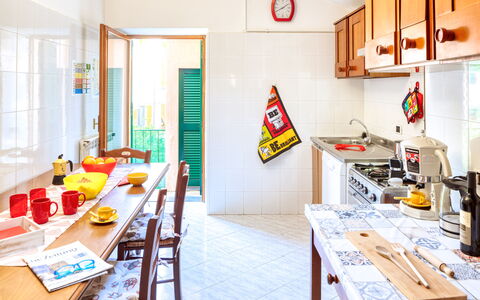 Luigina - Levanto: Kamer, Verlichting, Interieur Ontwerp, Geel, Tafel, Interieur Ontwerp, Plafond, Lichte Inrichting, Oranje, Keuken