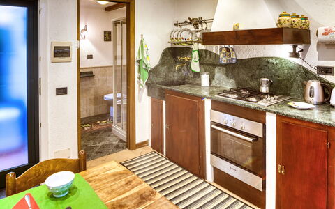 Mario - Levanto: Verlichting, Kamer, Hout, Interieur Ontwerp, Groen, Eigendom, Verdieping, Flooring, Loodgieterswerkinrichting, Lichte Inrichting