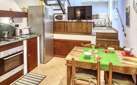 Mario - Levanto: Hout, Kamer, Verlichting, Interieur Ontwerp, Meubilair, Tafel, Lade, Cabinetry, Countertop