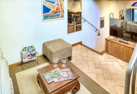 Mario - Levanto: Kamer, Interieur Ontwerp, Bankstel, Interieur Ontwerp, Fotolijst, Hardwood, Woonkamer, Koffietafel, Linens, Slaapbank