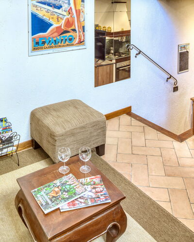 Mario - Levanto: Kamer, Interieur Ontwerp, Bankstel, Interieur Ontwerp, Fotolijst, Hardwood, Woonkamer, Koffietafel, Linens, Slaapbank