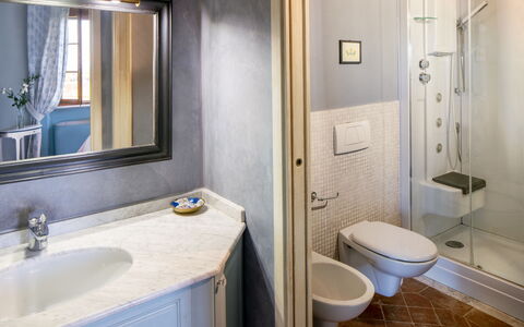 Villa Sole Del Chianti: Spiegel, Wastafel, Eigendom, Loodgieterswerkinrichting, Kraan, Wastafel In De Badkamer, Blauw, Wc Bril, Badkamer, Purper