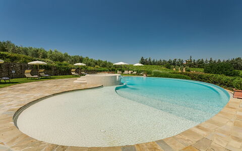 Villa Sole Del Chianti: Water, Lucht, Zwembad, Azure, Fabriek, Boom, Vrije Tijd, Samengesteld Materiaal, Schaduw, Landschap