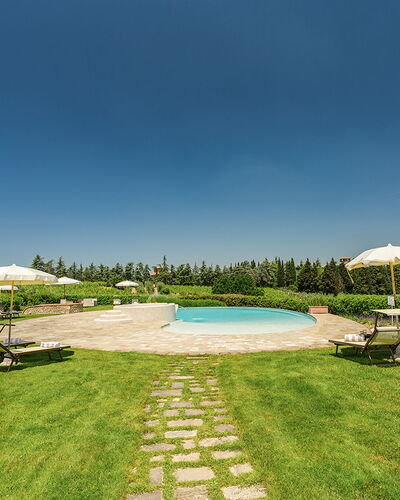 Villa Sole Del Chianti: Fabriek, Lucht, Water, Eigendom, Boom, Azure, Natuurlijk Landschap, Zwembad, Land Lot, Buitenmeubels