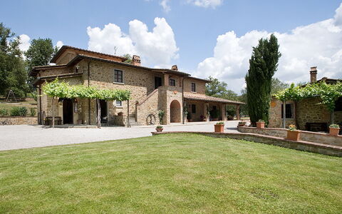 Agriturismo L'incrociata: Wolk, Lucht, Fabriek, Gebouw, Boom, Land Lot, Gras, Woongebied, Landschap, Onroerend Goed