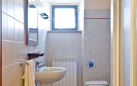 Agriturismo L'incrociata: Spiegel, Loodgieterswerkinrichting, Eigendom, Wastafel, Kraan, Purper, Badkamer, Hout, Interieur Ontwerp