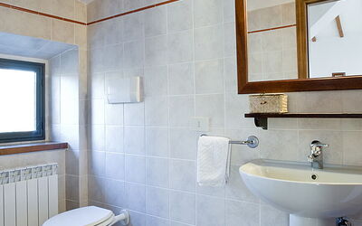 Colombaio: Spiegel, Eigendom, Wastafel, Loodgieterswerkinrichting, Wastafel In De Badkamer, Blauw, Purper, Venster, Badkamer, Verlichting