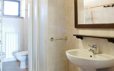 Greppia: Spiegel, Kraan, Wastafel, Loodgieterswerkinrichting, Eigendom, Wastafel In De Badkamer, Hout, Gebouw, Badkamer, Purper