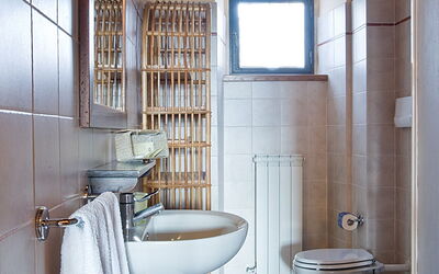 Arco: Spiegel, Kraan, Wastafel, Eigendom, Loodgieterswerkinrichting, Badkamer, Wastafel In De Badkamer, Gebouw, Purper, Architectuur