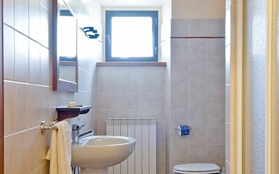 Granaio: Spiegel, Loodgieterswerkinrichting, Eigendom, Wastafel, Kraan, Purper, Badkamer, Hout, Interieur Ontwerp