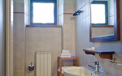 Cantina: Spiegel, Loodgieterswerkinrichting, Kraan, Eigendom, Wastafel, Wastafel In De Badkamer, Badkamer, Purper, Blauw