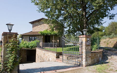 Villa Miravalle: Fabriek, Lucht, Gebouw, Venster, Boom, Land Lot, Verblijf, Buurt, Huis, Woongebied