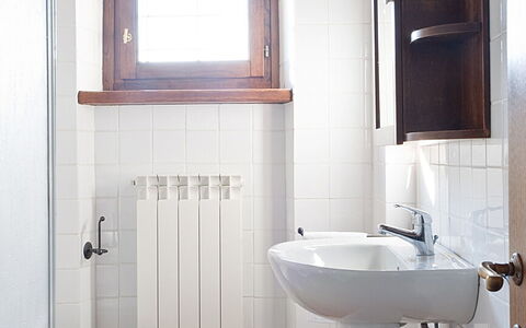 Villa Miravalle: Spiegel, Wastafel, Loodgieterswerkinrichting, Eigendom, Wastafel In De Badkamer, Kraan, Wit, Badkamer, Purper