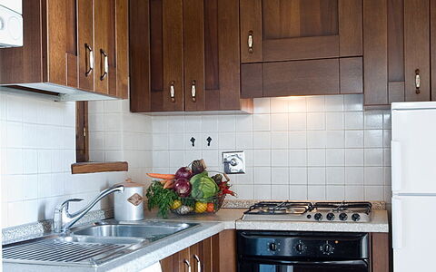 Villa Miravalle: Cabinetry, Countertop, Eigendom, Wastafel, Gootsteen, Gebouw, Fornuis, Keuken, Toestel Van De Keuken, Hout