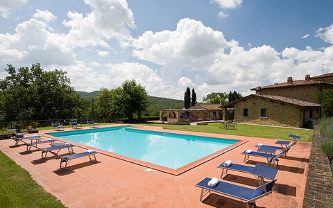 Cottage Capanna: Wolk, Fabriek, Lucht, Eigendom, Zwembad, Gebouw, Water, Azure, Boom, Schaduw
