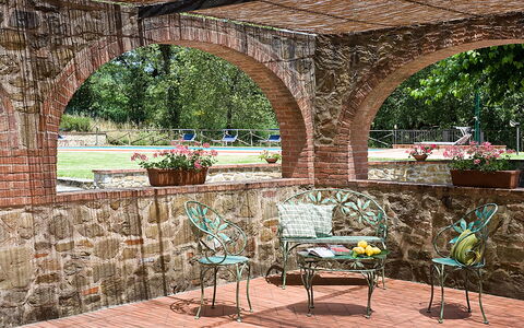 Cottage Capanna: Fabriek, Meubilair, Tafel, Stoel, Bloempot, Schaduw, Buitenmeubels, Buitentafel, Gebouw, Hout