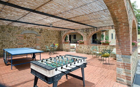 Cottage Capanna: Tafel, Fabriek, Meubilair, Eigendom, Gebouw, Stoel, Hout, Huis, Venster, Buitenmeubels