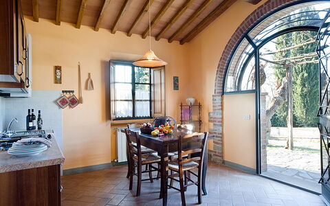 Cottage Capanna: Tafel, Eigendom, Meubilair, Venster, Hout, Deur, Cabinetry, Interieur Ontwerp, Stoel, Verdieping