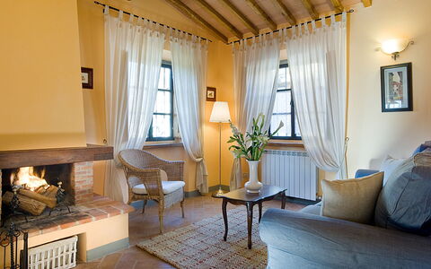 Cottage Capanna: Fotolijst, Meubilair, Eigendom, Tafel, Bankstel, Gebouw, Venster, Kamerplant, Hout, Comfort