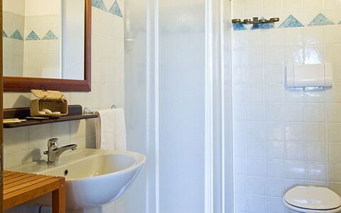 Cottage Capanna: Spiegel, Eigendom, Loodgieterswerkinrichting, Badkamer, Kraan, Wastafel, Purper, Gebouw, Wastafel In De Badkamer