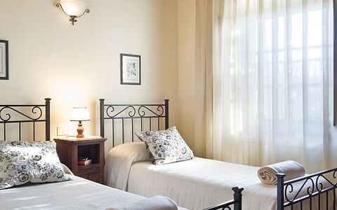 Cottage Capanna: Meubilair, Eigendom, Venster, Comfort, Licht, Hout, Bed Frame, Gebouw, Verlichting