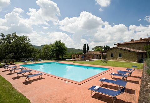 Cottage Capanna: Wolk, Fabriek, Lucht, Eigendom, Zwembad, Gebouw, Water, Azure, Boom, Schaduw