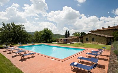 Cottage Capanna: Wolk, Fabriek, Lucht, Eigendom, Zwembad, Gebouw, Water, Azure, Boom, Schaduw