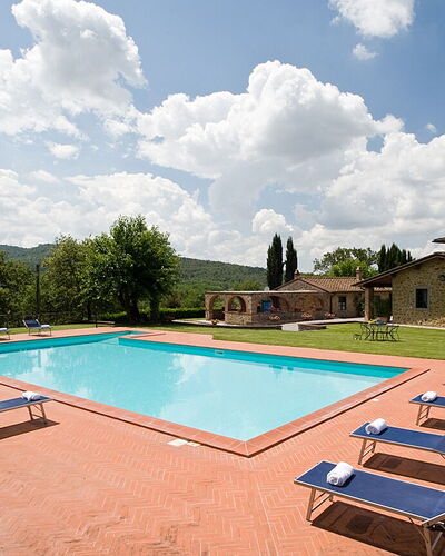 Cottage Capanna: Wolk, Fabriek, Lucht, Eigendom, Zwembad, Gebouw, Water, Azure, Boom, Schaduw