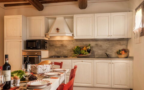 Borgo San Vincenti: Cabinetry, Countertop, Eigendom, Meubilair, Fles, Fornuis, Toestel Van De Keuken, Keuken, Hout, Tafel