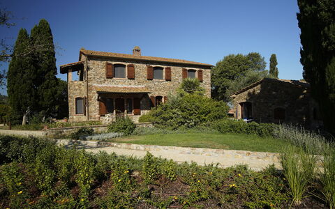 Campo Valerio: Lucht, Fabriek, Eigendom, Gebouw, Venster, Natuurlijk Landschap, Boom, Architectuur, Land Lot, Huis