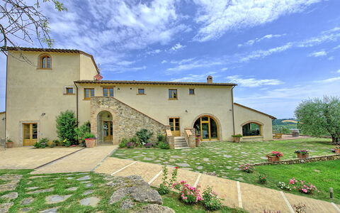 Villa Le Buche: Wolk, Fabriek, Lucht, Gebouw, Eigendom, Venster, Boom, Deur, Huis, Land Lot