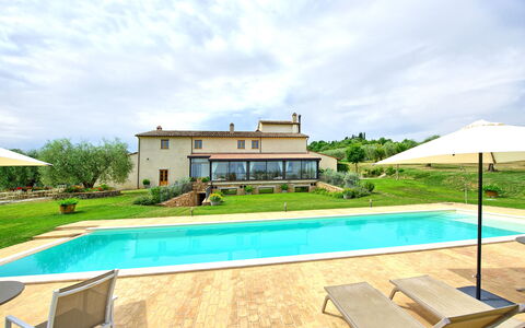 Villa Le Buche: Wolk, Water, Fabriek, Lucht, Eigendom, Zwembad, Azure, Rechthoek, Boom, Gebouw