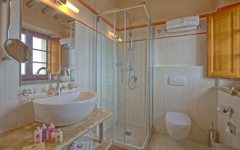 Villa Le Buche: Spiegel, Loodgieterswerkinrichting, Wastafel, Eigendom, Kraan, Badkamer, Gebouw, Purper, Interieur Ontwerp