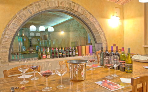 Villa Le Buche: Tafel, Drinkware, Fles, Tableware, Meubilair, Glaswerk, Wijn, Barware, Glazen Fles