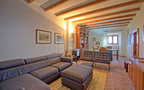 Villa Sorbaiano: Fotolijst, Meubilair, Eigendom, Gebouw, Venster, Hout, Comfort, Interieur Ontwerp, Woonkamer, Architectuur