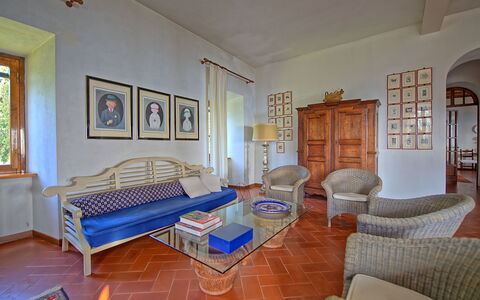 Villa Sorbaiano: Fotolijst, Eigendom, Meubilair, Gebouw, Bankstel, Hout, Comfort, Tafel, Woonkamer, Interieur Ontwerp