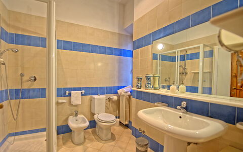 Villa Sorbaiano: Spiegel, Loodgieterswerkinrichting, Kraan, Wastafel, Wastafel In De Badkamer, Badkamer, Purper, Interieur Ontwerp, Architectuur, Gebouw