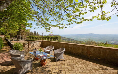 Villa Sorbaiano: Lucht, Fabriek, Eigendom, Natuur, Bloempot, Stoel, Gebouw, Hout, Buitenmeubels, Boom